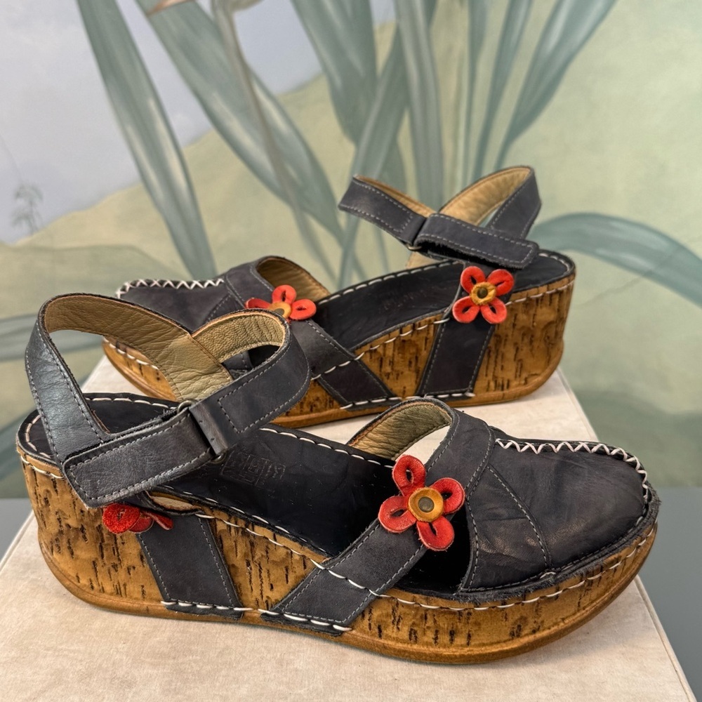 Blue real Leather Floral Platform Sandals, size 9